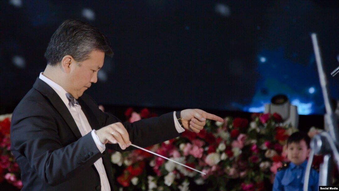 Эрнис Асаналиев.