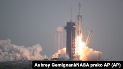 Raketa SpaceX Falcon Heavy poleće sa lansirne rampe u svemirskom centru Kenedi u Kejp Kanaveralu, Florida, 13. oktobra 2023.