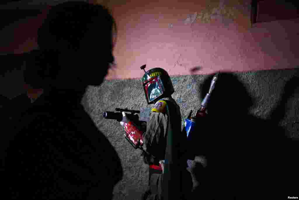 Osoba obučena u kostim Boba Fetta priprema se za Međunarodni dan Ratova zvijezda, u La Pazu, Bolivija, 3. maj.