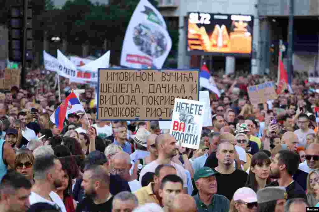 Građani su se okupili na poziv Saveza ekoloških organizacija Srbije nakon što vlast nije ispunila njihov zahtev da u roku od 40 dana usvoji zakon kojim se zabranjuje iskopavanje litijuma.