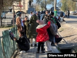 Pek çok göçmen eşleri ve çocuklarıyla birlikte Kazakistan'da.