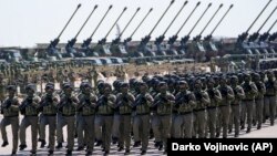 A szerb hadsereg katonái hadgyakorlaton vesznek részt a batajnicai légi támaszponton 2023. április 22-én