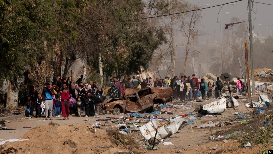 Palestinienii fug în sudul Fâșiei Gaza, după bombardamentele israeliene de pe 18 noiembrie 2023.