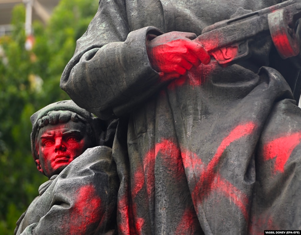 Një monument i një ushtari sovjetik është vandalizuar me ngjyrë të kuqe në Sofje, Bullgari