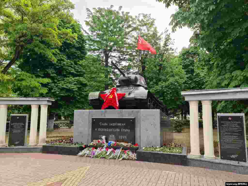 Радянський прапор та зірка біля танка-пам&#39;ятника у Сімферополі