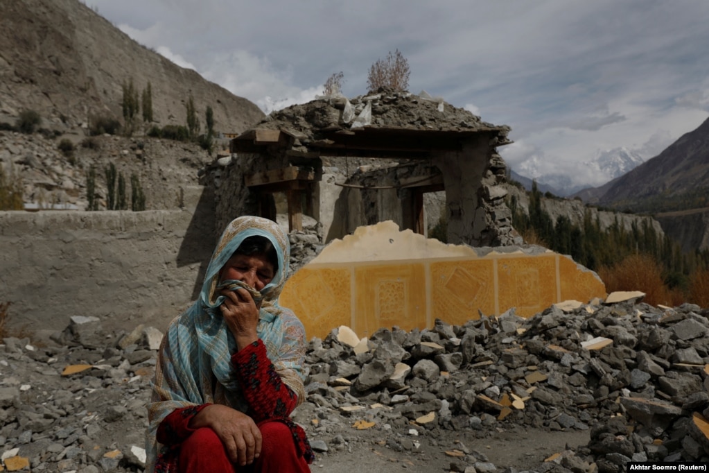 Dilshad Bano, 51 vjeçe, ulet në tokë pranë shtëpisë së saj, e cila u dëmtua pas një përmbytjeje të liqenit akullnajor në Hassanabad.