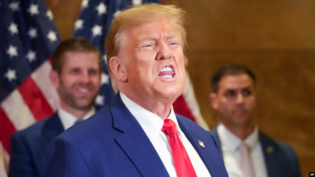  Trump și-a intensificat joi criticile față de un posibil compromis, scriind în două postări lungi pe platforma sa de socializare că acordul ar fi lipsit de sens în ceea ce privește securitatea graniței și un cadou pentru „democrații din stânga radicală”.