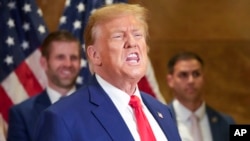  Trump și-a intensificat joi criticile față de un posibil compromis, scriind în două postări lungi pe platforma sa de socializare că acordul ar fi lipsit de sens în ceea ce privește securitatea graniței și un cadou pentru „democrații din stânga radicală”.