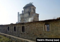 Los restos humeantes de la iglesia de San Nicolás en Pristina, fotografiados en marzo de 2004