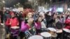 U maršu centralnim ulicama Beograda 8. marta učestvovalo je stotine žena i muškaraca zahtevajući jednaka radna prava za žene.