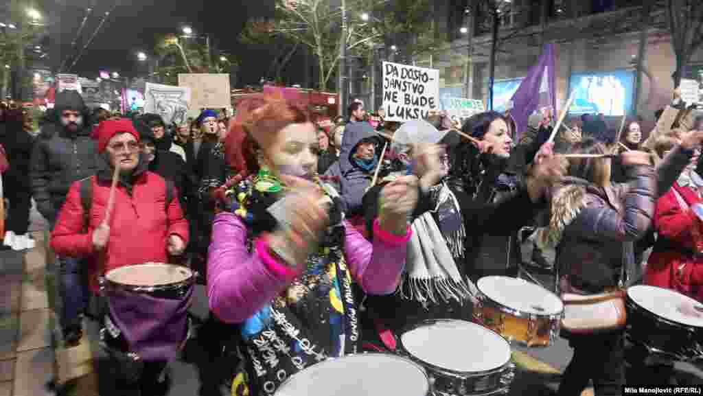 U maršu centralnim ulicama Beograda 8. marta učestvovalo je stotine žena i muškaraca zahtevajući jednaka radna prava za žene.