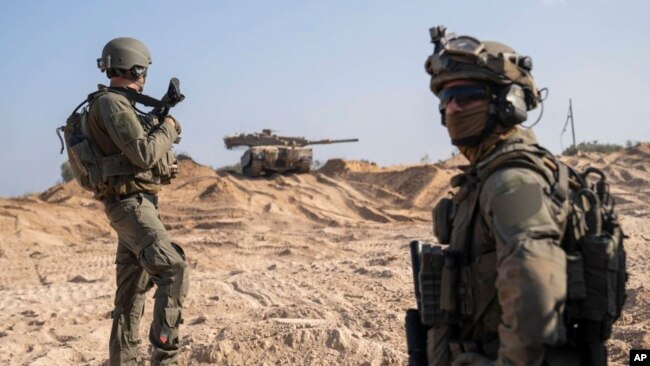 سربازان اسرائیلی در حال پیشروی در عمق نوار غزه