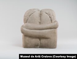 „Sărutul”, prima creație din această serie a lui Constantin Brâncuși e considerată prima sculptură modernă din lume.