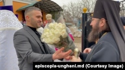 Nicolae Ionichi îl întâmpină pe Arhiepiscopul de Ungheni și Nisporeni, Petru, în satul său natal, Gordinești, raionul Rezina, februarie 2022.