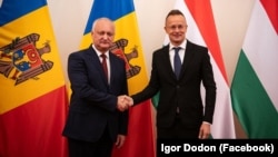 Igor Dodon la Budapesta, alături de Péter Szijjártó, ministrul afacerilor externe al Ungariei, în octombrie 2023.