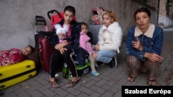 A group of about 120 refugees from western Ukraine were evicted from a privately run shelter in Kocs on August 21 after the Hungarian government decided to limit support to refugees from areas directly affected by the war.