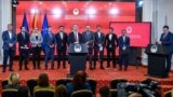 Првиот вицепремиер Артан Груби заедно министри во Владата одржаа прес-конференција за презентирање на законските измени кои ќе се предлагаат до Собранието за реализација на коридорите 8 и 10д.
