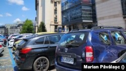 Mașina Spitalului de Psihiatrie Săpoca din Buzău, cu care s-au transportat cadourile sub formă de cârnați de Pleșcoi, identificată de reporterul Europei Libere, la București, pe 23 mai 2023, în timpul protestului Sanitas.