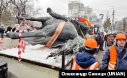 Під час демонтажу пам'ятника Миколі Щорсу в центрі Києва, 9 грудня 2023 року