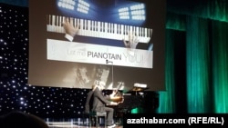 Пианисты из Германии Штефан Вей и Марсель Дорн выступили с концертом в Ашхабаде. 20 ноября, 2023. 