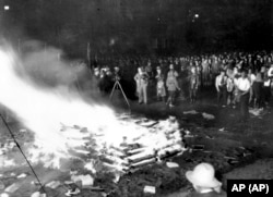 Публічне спалення тисяч книг, які вважалися «ненімецькими», на Оперній площі в Берліні 10 травня 1933 року