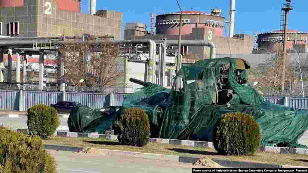 Egy orosz tank az erőmű területén 2022. március 16-án.&nbsp;Az ukrán létesítményt az előrenyomuló orosz csapatok foglalták el, mindössze néhány nappal azután, hogy a Kreml 2022. február 24-én teljes körű inváziót indított