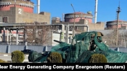 На фото, опублікованому 16 березня 2022 року, зображений російський танк, покритий зеленими простирадлами, біля Запорізької атомної електростанції