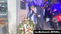 Ministar za ljudska i manjinska prava Tomislav Žigmanov polaže cveće na mestu gde je ubijen Dušan Jovanović, 18. oktobar 2023.