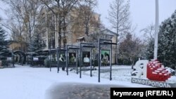 Стихия принесла с собой снегопад, покрыв улицы города слоем снега