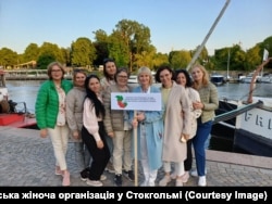 Зоряна Кікцьо (зліва) та членкині Української жіночої організації у Стокгольмі