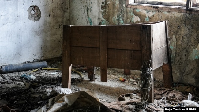 Një magje e mbetur në mesin e rrënojave të shtëpisë së familjes Gashi pas sulmit të forcave serbe në Landovicë më 1999.