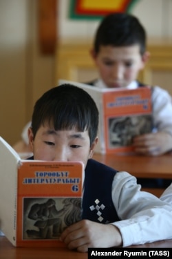 Учащиеся сельской школы на уроке родной (якутской) литературы. Якутия