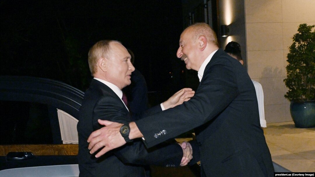 Președintele azer Ilham Aliyev, aflat la al cincilea mandat consecutiv, este unul dintre principalii aliați și apropiați ai lui Vladimir Putin. Tatăl actualului președinte a condus Azerbaidjanul încă din timpul comunismului, preluând conducerea și după căderea URSS.