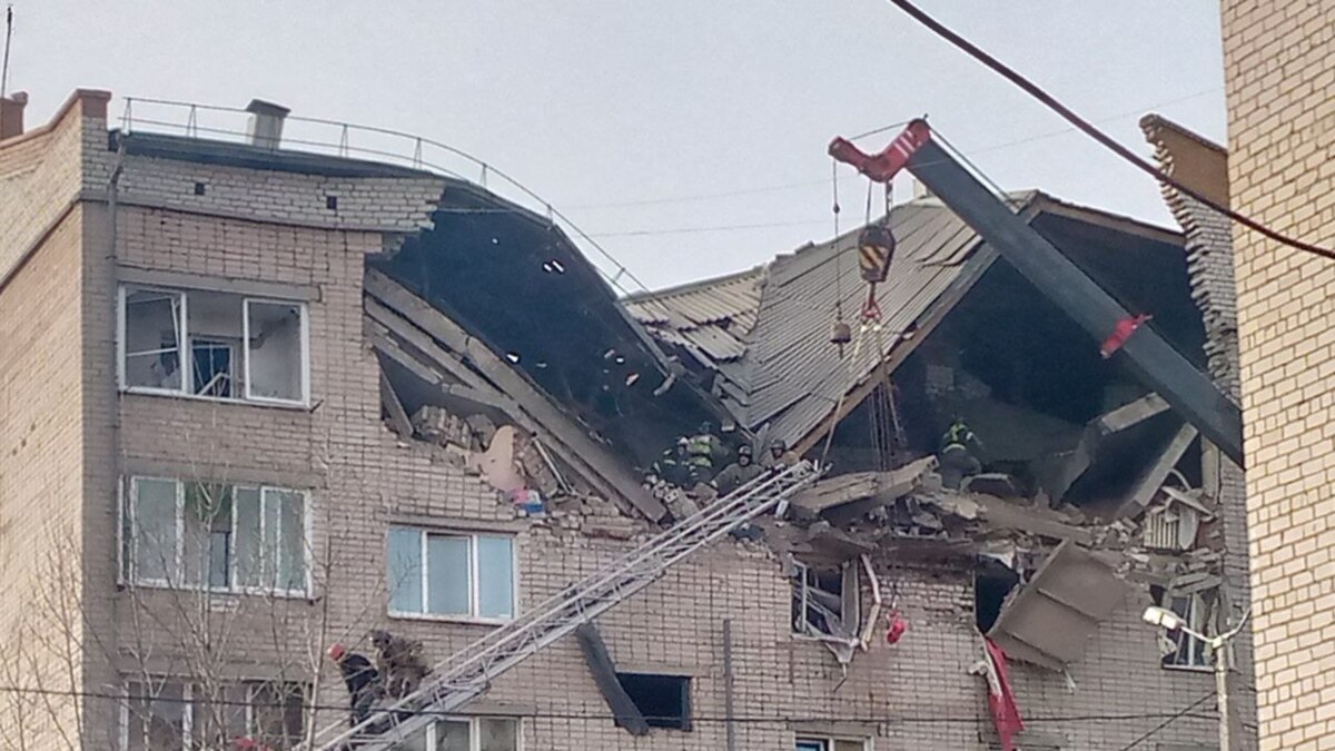 У Росії через вибух в житловому будинку є постраждалі, завали розбирають