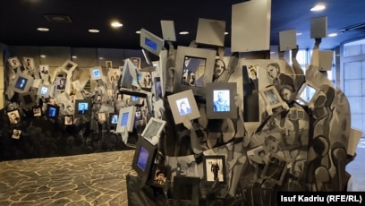 Pamje nga brenda e Qendrës Memoriale të Holokaustit në Shkup.