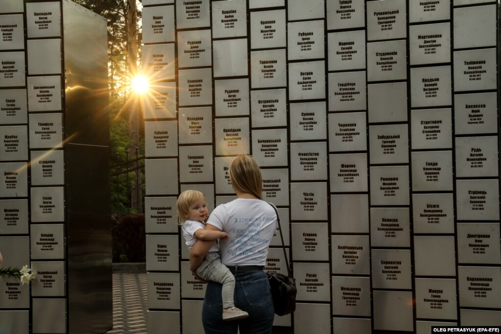 Njerëzit duke vizituar një memorial për viktimat e ekzekutimeve dhe të sulmeve ndaj civilëve, nga trupat ruse, në Buça, rajoni i Kievit, Ukrainë.