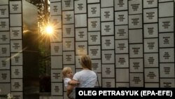 Имената на 501 цивилни, убити в града, са гравирани върху мемориална плоча.