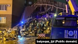 Спасатели у разрушенного здания кафе в Уральске. 4 января 2024 года