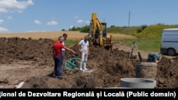 Imagine de la lucrările de construcție a aproximativ 3,2 km de rețele de canalizare și a unei stații de epurare în satul Văratic, raionul Ialoveni. 