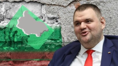 Другите му приписват огромна скрита власт а той съвсем открито