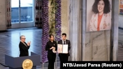 علی و کیانا رحمانی، فرزندان نرگس محمدی، فعال حقوق بشر زندانی ایرانی، جایزه صلح نوبل ۲۰۲۳ را به نمایندگی از مادرشان در تالار شهر اسلو، نروژ دریافت کردند