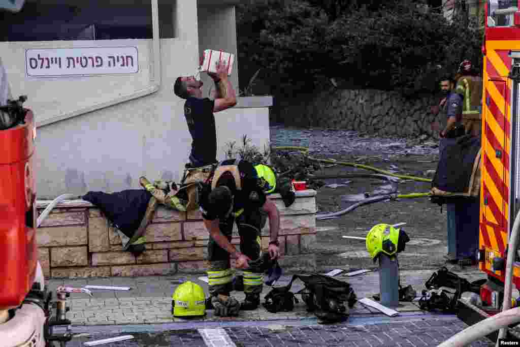 Mililtarii israelieni lucrează în timp ce rachetele sunt lansate din Fâșia Gaza, în Tel Aviv, Israel, 7 octombrie 2023.