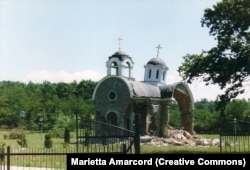 Gereja Tritunggal Mahakudus di Petric diserang tak lama setelah pasukan KFOR Italia tiba di wilayah tersebut pada tahun 1999.