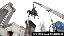 Під час демонтажу пам'ятника Миколі Щорсу в центрі Києва, 9 грудня 2023 року