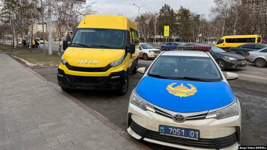 Полицейский автомобиль на месте проведения предполагаемого "митинга оппозиции". Астана, 25 ноября 2023 года