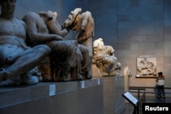Partenonske skulpture na postavci u Britanskom muzeju, London, januar 2023.