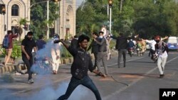Имран Хандын кармалышына каршы чыккан пакистандыктар. Лахор шаары. 9-май, 2023-жыл.