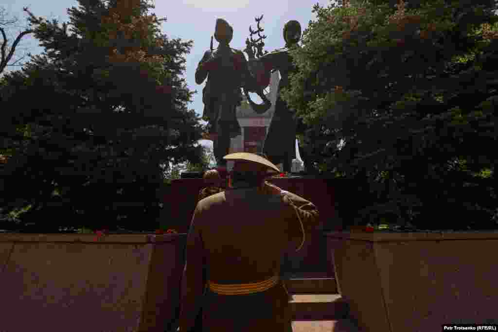 Военный отдаёт честь у памятника Алие Молдагуловой и Маншук Маметовой