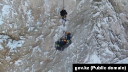 Спасательные работы на месте падения автобуса с людьми в воронку. 8 января 2024 года