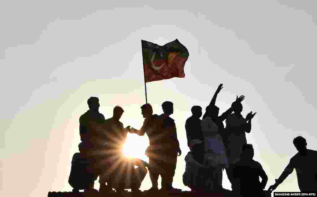 Supporters of jailed former Prime Minister Imran Khan&#39;s Pakistan Tehrik-e-Insaf party attend a rally ahead of the general election in Karachi, Pakistan.